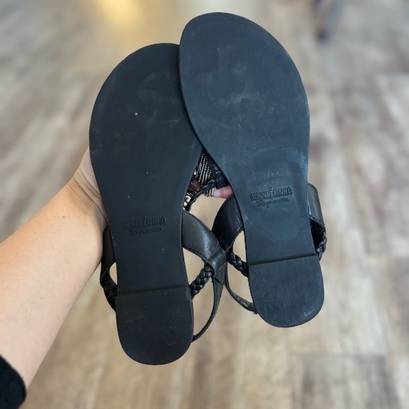 Minnetonka Moccasins Metallic Fringe Thong Leather Sandals - Picture 5 of 7